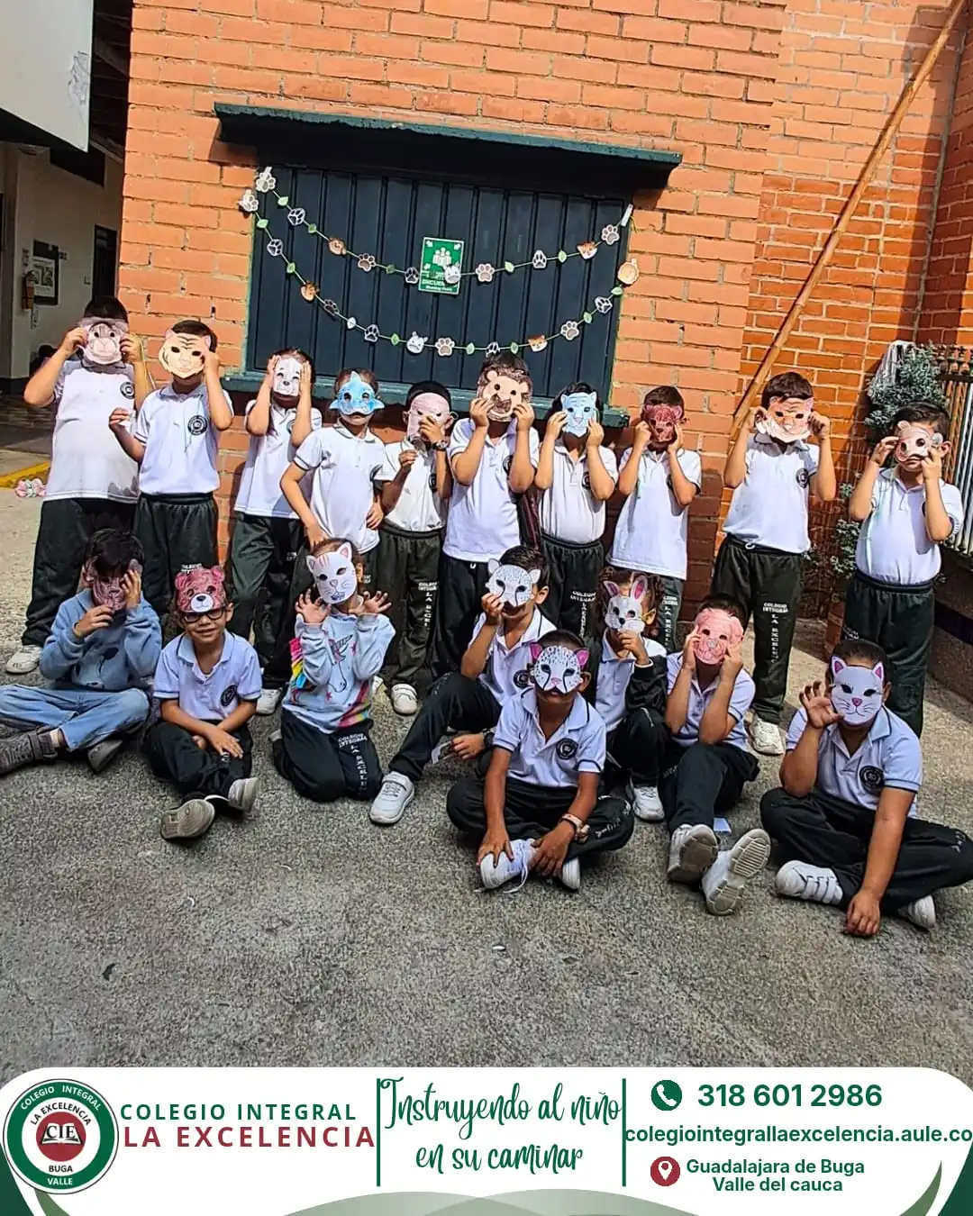Niños con máscaras de animales